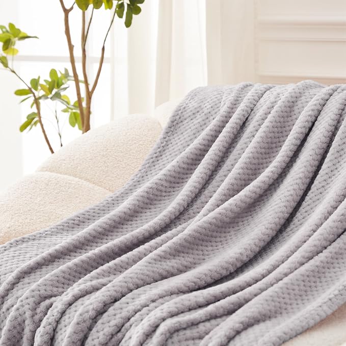 Exclusivo Mezcla Fleece Bed Blanket Twin Size, Super Soft and Warm Blankets - Image 4
